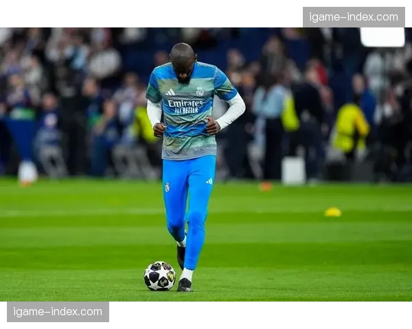 瞬间：吕迪格门线解围后，激动捶地怒吼